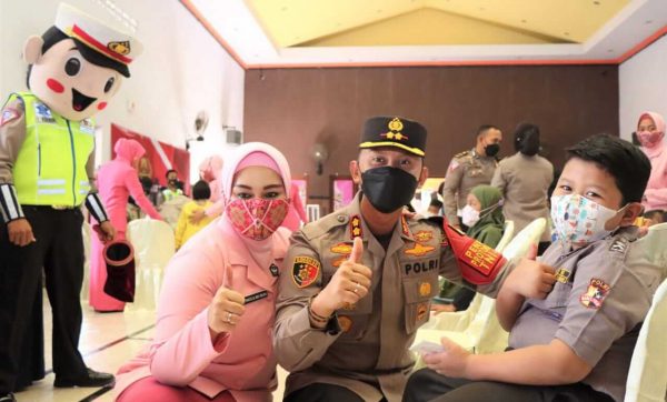 Kapolres Situbondo bersama Ketua Bhayangkari Gelar Sebyar Vaksinasi Anak