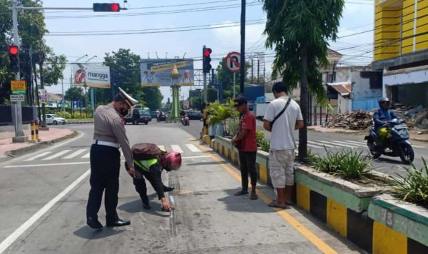 Tabrakan Beruntun Libatkan Fuso dan Tiga Kendaraan di Traffic Light RS Elizabeth Situbondo, Seorang Pemotor Meninggal