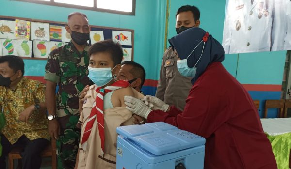 Danramil 07 Asembagus Situbondo Kawal Giat Vaksinasi Anak