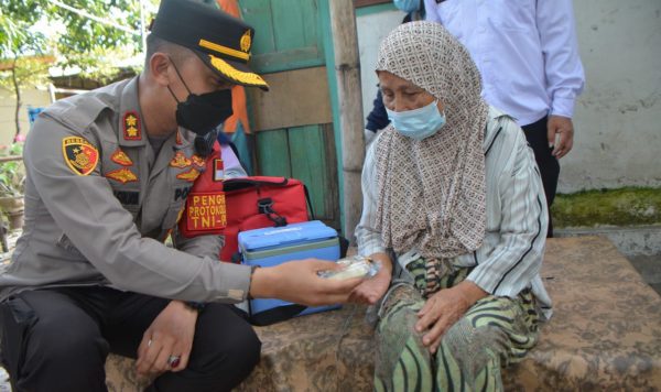 Percepat Vaksinasi Lansia, Kapolres Situbondo Lakukan Edukasi Door To Door