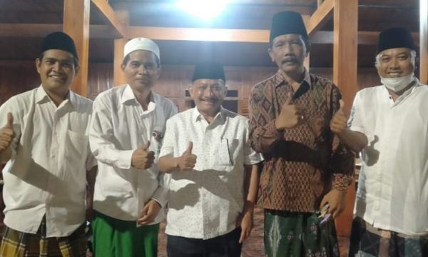 Faskad Kecamatan Panji Ngopi Bareng Bung Karna di Rumah Adat Tabing Tongkok Situbondo