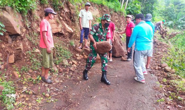 Jalan Desa Tertimbun Longsor, Koramil Jatibanteng Situbondo bersama Masyarakat Lakukan Kerja Bakti