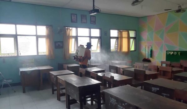 Cegah Omicron, BPBD Situbondo Beri Layanan Penyemprotan Cairan Disinfektan