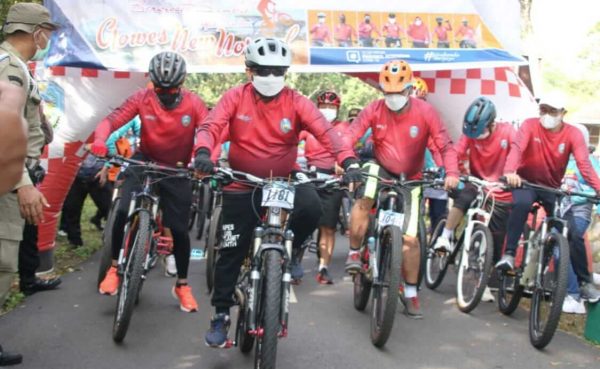 Peringati Setahun Kepemimpinan, Bupati Situbondo Gelar Gowes di Taman Nasional Baluran