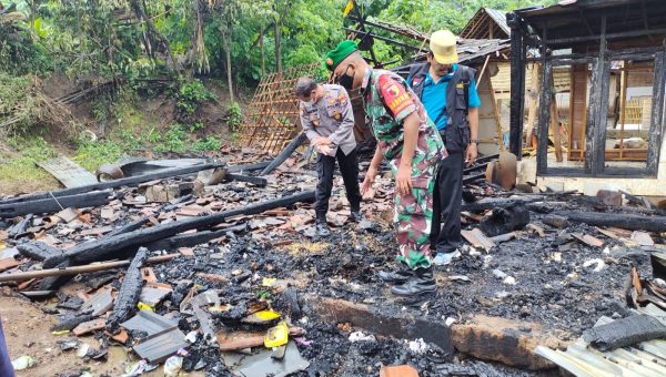 Diduga Akibat Tuang Bensin Dekat Tungku Api, Rumah dan Toko di Jatisari Situbondo Ludes Terbakar