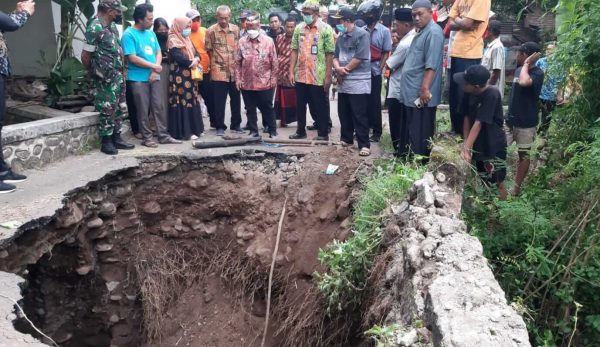 Tinjau Jembatan Ambrol, Bupati Situbondo Perintahkan Bangun Jembatan Darurat