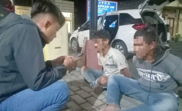 Pukul Kepala Pengendara Motor dengan Besi, Dua Terduga Percobaan Begal Asal Probolinggo Dimassa di Jalan Desa Blimbing Situbondo