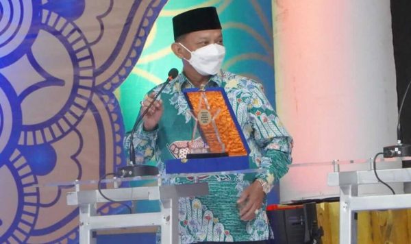 Bupati Situbondo Terima Penghargaan Kategori Membangun Komunikasi dan Informasi yang Akurat dan Mudah Diakses