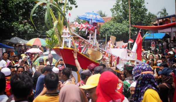 Nelayan Pesisir Ketah Situbondo Gelar Petik Laut Larung Sesaji