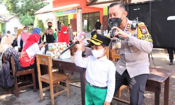 Tinjau Vaksinasi Anak Madrasah, Kapolres Situbondo Hibur Pelajar