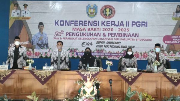 Ketua PGRI Jatim Kukuhkan Pengurus PGRI Situbondo