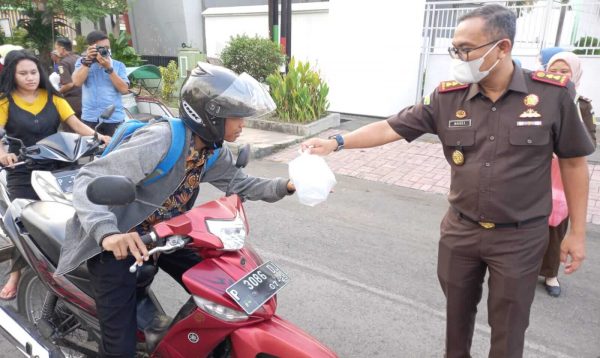 Berbagi Berkah Ramadan, Kejari Situbondo bersama IAD Bagikan Takjil