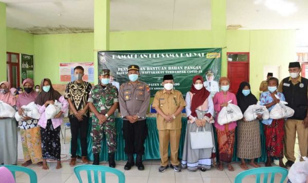 Ramadan Bersama Rakyat, Bupati Situbondo Salurkan Bantuan Sembako untuk Masyarakat Banyuglugur