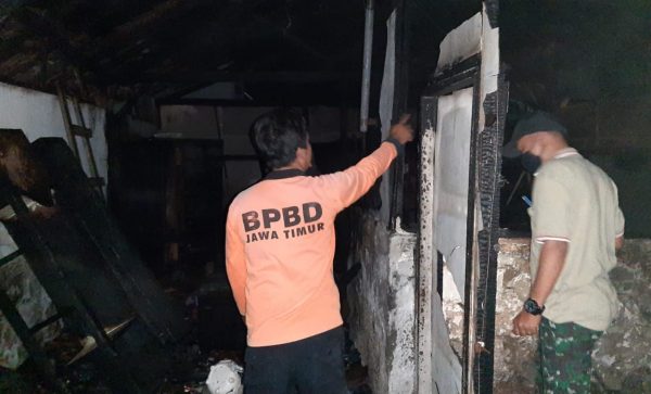 Ditinggal Beli Makan Sahur, Rumah Warga Desa Kilensari Situbondo Ludes Terbakar