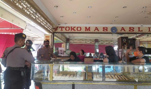 Mendekati Lebaran, Warga Mulai Jual Emas di Pasar Mimbaan Situbondo