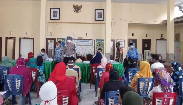 Ribuan Warga Banyuputih Situbondo Terima Bansos BLT Migor