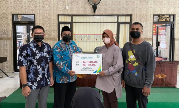 Gandeng Kades Sumberkolak Situbondo, BPJS Ketenagakerjaan Berikan Santunan JKK