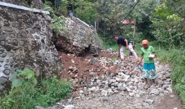 Diguyur Hujan, Plengsengan Kampung Jerugan Situbondo Ambrol