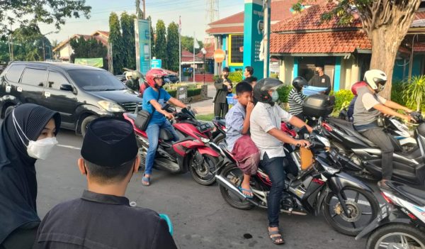 PSHT Cabang Situbondo Bagi Takjil ke Pengguna Jalan di Alun-alun