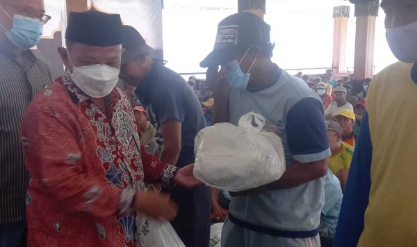 Bupati Situbondo Bagikan Ratusan Paket Sembako dan Santunan