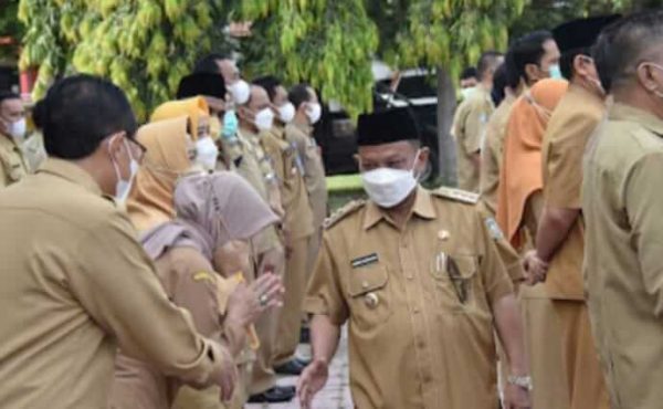 Serahkan Bingkisan Lebaran untuk Juru Parkir hingga Petugas Penyapu Jalan, Bupati Situbondo Minta Honor non ASN Dibayarkan