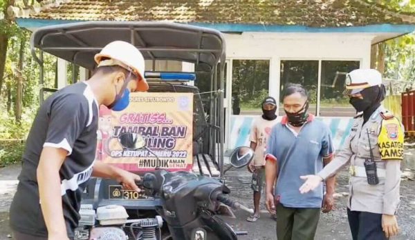 Polres Situbondo Sediakan Layanan Tambal Ban Gratis bagi Pemudik Pelintas Hutan Baluran