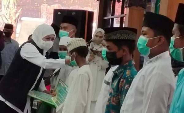 Gubernur Jawa Timur Santuni Anak Yatim dan Beri Bantuan Modal Usaha Ultra Mikro Situbondo