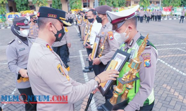 Kapolres Situbondo Beri Reward Anggota Berprestasi