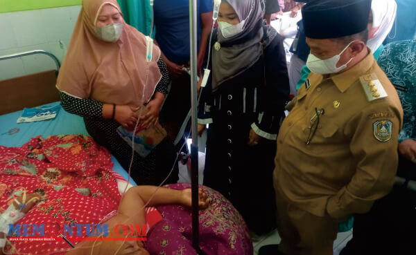 Fatayat NU Situbondo bersama Anggota DPRD Provinsi dan Bupati Sambangi Pasien dan Beri Bantuan