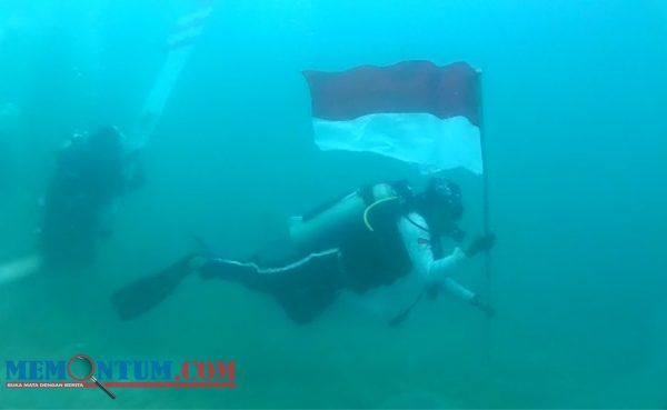 Pemdes Pasirputih Situbondo Gelar Pengibaran Bendera Merah Putih di Dasar Laut