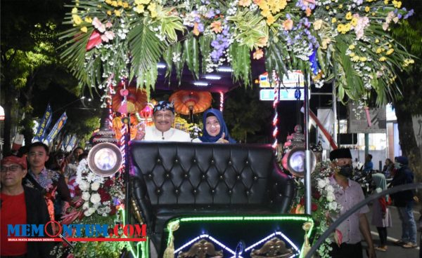 Kirab Budaya Ke-204 Hari Jadi Kabupaten Situbondo Dimeriahkan Iringan Kereta Kencana