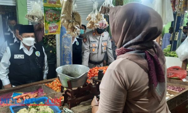 Bupati Situbondo bersama Forpimda Pantau Harga Sembako di Pasar Senggol