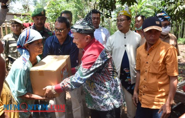 Bupati Situbondo Salurkan Bantuan Perbaikan Rumah dan Sembako untuk Korban Angin Kencang