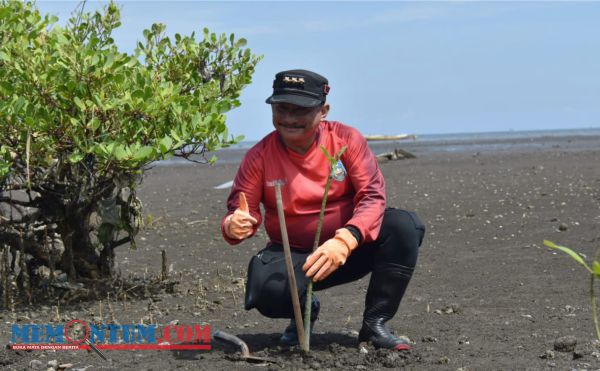 Dukung Penurunan Emisi Gas Rumah Kaca, Bung Karna Tanam Mangrove di Kampung Blekok Situbondo