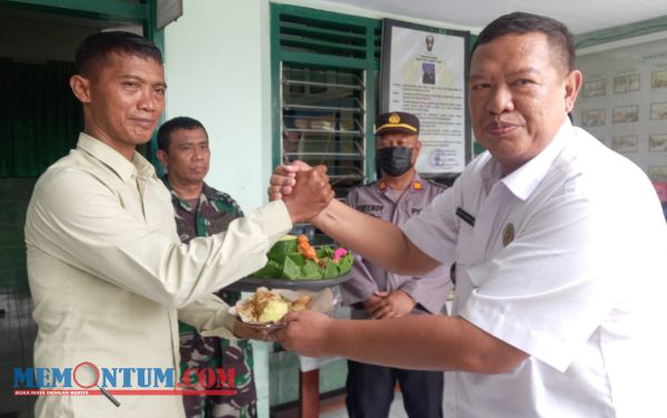 Forkopimka Panarukan Beri Kejutan Nasi Tumpeng Koramil 05 Situbondo