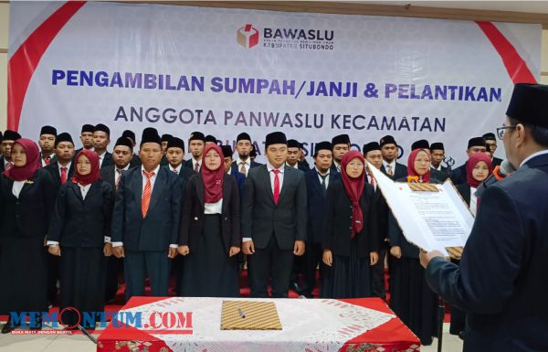 Ketua Bawaslu Situbondo Lantik dan Ambil Sumpah 51 Anggota Panwascam