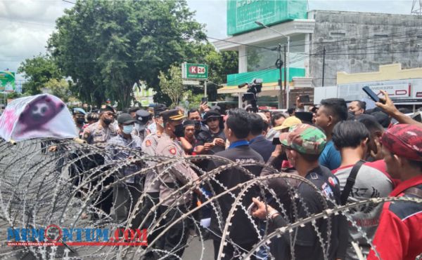 Tuntut Penegakan Supremasi Hukum, Ratusan Pengunjuk Rasa LBH GKS Basra Luruk Mapolres Situbondo