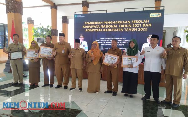 Bupati Situbondo Serahkan Piagam Penghargaan Sekolah Adiwiyata