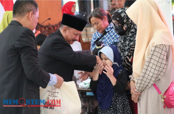 Peringati Hari Ibu, Bupati Situbondo Beri Bunga ke Istri dan Santunan ke Anak Yatim