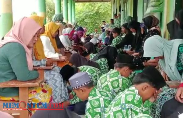 Peringati Hari Ibu, Ratusan Siswa RA dan MTs Nurul Huda Lakukan Basuh Kaki Ibu