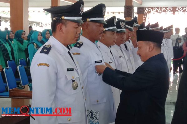 Lantik 17 Kades di Situbondo, Bung Karna Ingatkan Jangan Asal Pecat Perangkat Desa