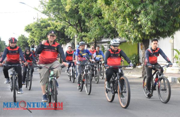 Gowes Santai bersama OPD, Bupati Situbondo Salurkan Sembako dan Inventarisir Kerusakan Jalan