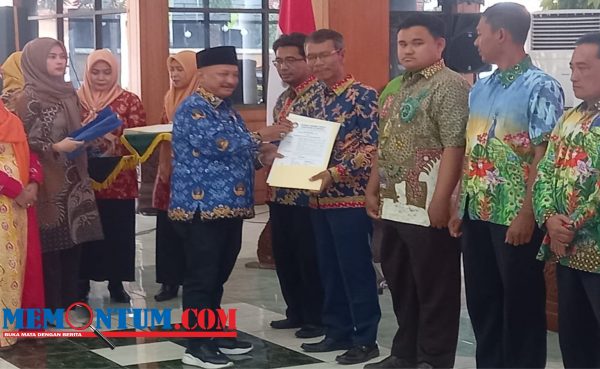 Bupati Situbondo secara Simbolis Serahkan SK Kepala Sekolah, Guru TK dan PAUD