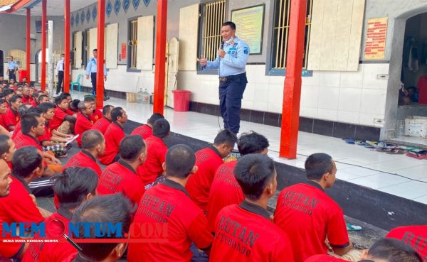 Seragamkan Pakaian Warga Binaan Pemasyarakatan, Kepala Rutan Situbondo Bagikan 378 Kaos