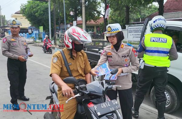 Gelar Operasi Keselamatan, Satlantas Polres Situbondo Bagikan Brosur ke Pengendara