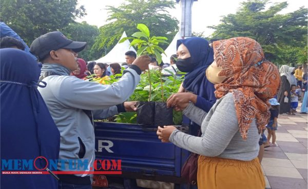 Peringati Hari Peduli Sampah, DLH Situbondo Gelar Pembagian Bibit Buah dan Kompos Ditukar Botol Bekas