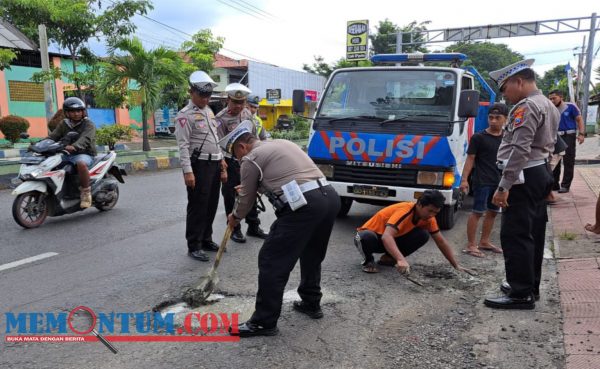 Minimalisir Kecelakaan, Satlantas Polres Situbondo Tambal Jalan Berlubang