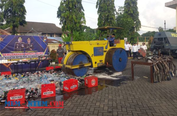 Bupati Situbondo bersama Forkopimda Hadiri Prosesi Pemusnahan Ribuan Miras di Polres Situbondo