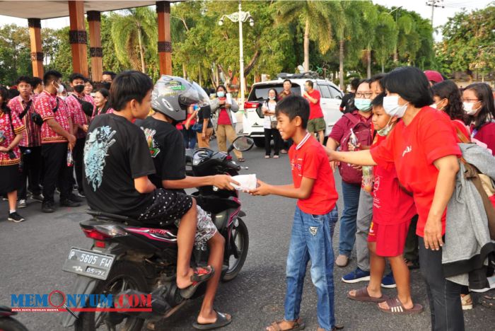 Junjung Sikap Toleransi, Paguyuban Sosial Marga Tionghoa Situbondo Berbagi Takjil Buka Puasa